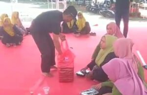 Jum’at Berkah, Tim Reaksi Bagikan Puluhan Nasi Kotak di Area Pemkab Bekasi