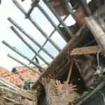 Rumah Hancur Diterpa Angin Kencang, Camin Warga Karawang Kehilangan Tempat Tinggal