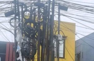 Karawang Dikepung Tiang dan Kabel Jaringan Internet Semrawut, FKUB dan DPRD Bereaksi