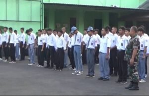 Tiga Pelajar SMKN 1 Jayakerta, Karawang Ikuti Program Pendidikan Karakter di Barak Militer