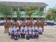 Kapolsek Muaragembong Jadi Pembina Upacara di SMPN 1, Tekankan Disiplin dan Anti Narkoba