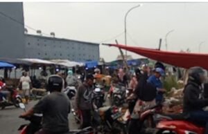 Jalan Macet, Pemkab Karawang Diduga Biarkan PKL di Ruas Jalan Portal Rengasdengklok Merajalela