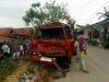 Dua Dump Truck Pengangkut Tanah Tabrakan di Pebayuran, Satu Unit Ringsek