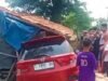 Lepas Kendali, Mobil Merah Ringsek Usai Tabrak Warung Semangka di Bekasi