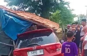 Lepas Kendali, Mobil Merah Ringsek Usai Tabrak Warung Semangka di Bekasi
