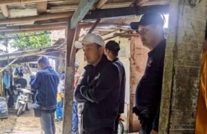 Wakil Ketua DPRD Karawang Tinjau Rumah Warga Terkikis Erosi Akibat Banjir Citarum