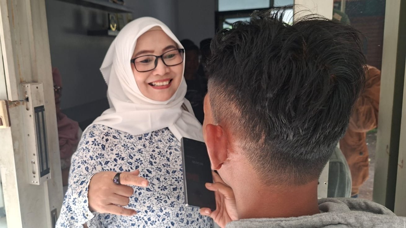 Anggota DPRD Karawang (Komis IV) Saidah Anwar hadir di Kantor DPMD Karawang saat diwawancara