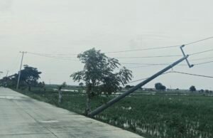 Bahaya Mengintai! Tiang Listrik di Jalan Ciptamarga–Medangasem Pertamina Nyaris Tumbang