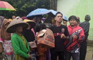DPD GMPI Karawang Distribusikan Bantuan ke Warga Terdampak Banjir