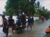 Banjir Lumpuhkan Jalan Raya Pulo Rengas, Warga Gunakan Jasa Dorong Motor