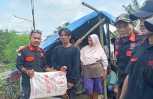 DPC GMPI Batujaya Salurkan Bantuan untuk Warga Terdampak Banjir di Pakisjaya