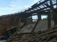 Diterjang Angin Kencang Rumah Warga Rengasdengklok Ambruk, Satu Keluarga Mengungsi ke Kantor Pejuang Siliwangi