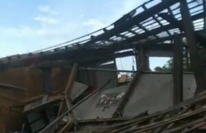 Diterjang Angin Kencang Rumah Warga Rengasdengklok Ambruk, Satu Keluarga Mengungsi ke Kantor Pejuang Siliwangi