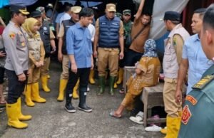 Wapres Gibran Tinjau Lokasi Banjir di Karawang, Serahkan Bantuan dan Minta Data Lengkap Pengungsi