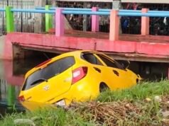 Mobil Polisi Tergelincir ke Kali Apor Usai Tabrak Motor di Rengasdengklok