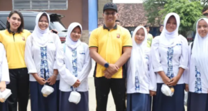 Sentuh Hati Pelajar, Kapolres Karawang Bagikan Semangat dan Bantuan ke SMPN 1 Telukjambe Barat