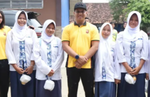 Sentuh Hati Pelajar, Kapolres Karawang Bagikan Semangat dan Bantuan ke SMPN 1 Telukjambe Barat