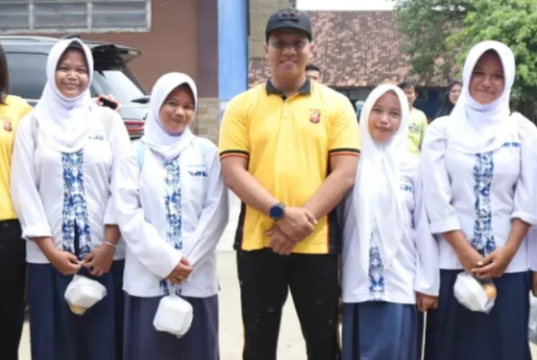 Sentuh Hati Pelajar, Kapolres Karawang Bagikan Semangat dan Bantuan ke SMPN 1 Telukjambe Barat