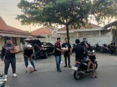 Perkuat Kepedulian Sosial, DPC GMPI Rengasdengklok Turun ke Jalan Bagikan 1.000 Takjil