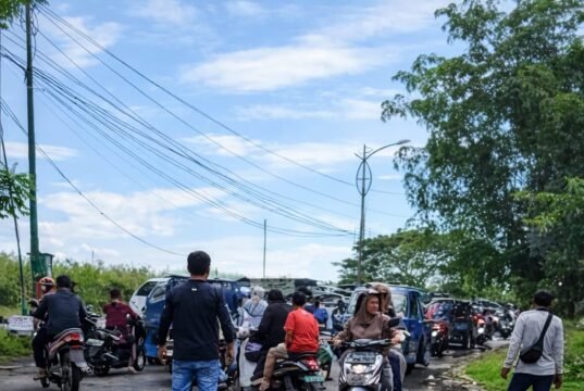 Diserbu Wisatawan, Jalur Jembatan Citarum Bekasi–Karawang Lumpuh Total