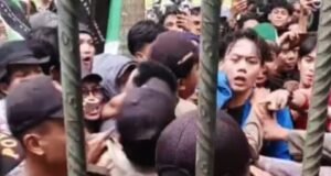 Aksi #BenahinBekasi Memanas, Mahasiswa Cipayung Plus Bentrok dengan Aparat