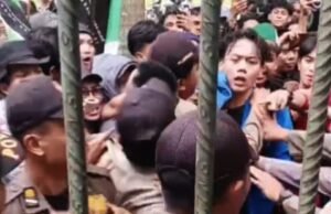Aksi #BenahinBekasi Memanas, Mahasiswa Cipayung Plus Bentrok dengan Aparat