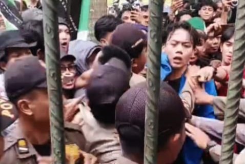 Aksi #BenahinBekasi Memanas, Mahasiswa Cipayung Plus Bentrok dengan Aparat