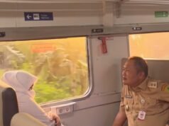 Wabup Karawang Haji Maslani Naik Kereta dari Cikampek ke Karawang, Tunjukkan Komitmen Efisiensi dan Hemat Energi