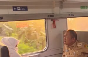 Wabup Karawang Haji Maslani Naik Kereta dari Cikampek ke Karawang, Tunjukkan Komitmen Efisiensi dan Hemat Energi