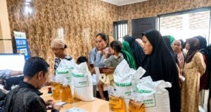 Bantuan Pangan Disalurkan di Desa Lenggahjaya, Sebanyak 569 KPM Terima Beras dan Minyakita