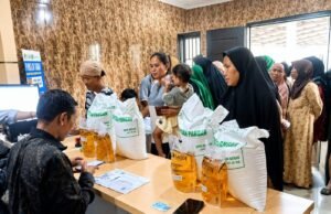 Bantuan Pangan Disalurkan di Desa Lenggahjaya, Sebanyak 569 KPM Terima Beras dan Minyakita