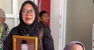 Air Mata di Wisuda Unsika, Keluarga Wakili Almarhum Emay Ahmad Maehi Raih Gelar Magister