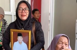 Air Mata di Wisuda Unsika, Keluarga Wakili Almarhum Emay Ahmad Maehi Raih Gelar Magister