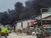 Gudang Diduga Penampungan Limbah Pampers di Rengasdengklok Karawang Terbakar Hebat