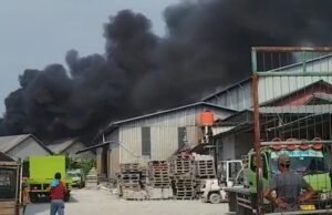 Gudang Diduga Penampungan Limbah Pampers di Rengasdengklok Karawang Terbakar Hebat