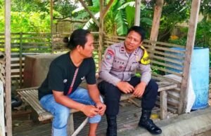Jalin Silaturahmi, Bhabinkamtibmas Polsek Rengasdengklok Sambangi Warga Desa Binaan