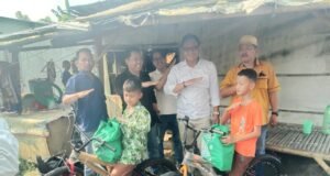 Tergerak Video Viral, DPRD Karawang dan Ghazali Center Berikan Bantuan untuk Dua Siswa SD di Jayakerta
