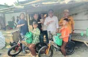 Tergerak Video Viral, DPRD Karawang dan Ghazali Center Berikan Bantuan untuk Dua Siswa SD di Jayakerta