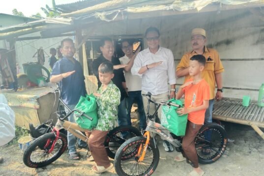 Tergerak Video Viral, DPRD Karawang dan Ghazali Center Berikan Bantuan untuk Dua Siswa SD di Jayakerta