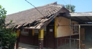 Alumni Desak Disdikbud Karawang Segera Revitalisasi Atap SDN Telukbango 6 yang Rusak Parah