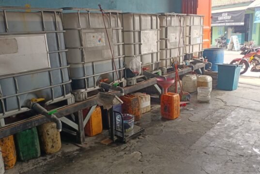 Toko Subur Telor Diduga Edarkan Minyak Goreng Curah Tanpa Label, Dokumen Perizinan Belum Ditunjukkan