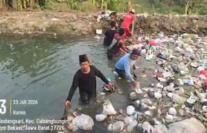 Aksi Nyata Ki Jaga Kali Bersama Warga Bersihkan Tumpukan Sampah di Kali Butek Cabangbungin