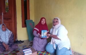 Salurkan Al-Qur’an untuk Pengajian dan Ponpes di Desa Bantarjaya, Layla Rizky Tegaskan Murni Amanah Donatur