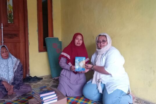 Salurkan Al-Qur’an untuk Pengajian dan Ponpes di Desa Bantarjaya, Layla Rizky Tegaskan Murni Amanah Donatur