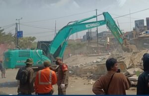 Bupati Aep Pimpin Penertiban 154 Bangunan Liar, Flyover Cikampek Bersiap Berubah Wajah