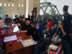 Lautan Massa Antar Maman Suryaman Daftar Pilkades Pantai Bahagia, Yel-yel “Lanjutkan” Menggema di Pesisir Bekasi