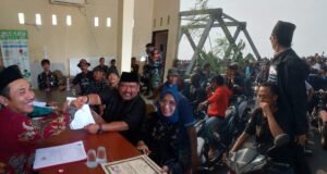 Lautan Massa Antar Maman Suryaman Daftar Pilkades Pantai Bahagia, Yel-yel “Lanjutkan” Menggema di Pesisir Bekasi