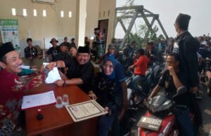 Lautan Massa Antar Maman Suryaman Daftar Pilkades Pantai Bahagia, Yel-yel “Lanjutkan” Menggema di Pesisir Bekasi
