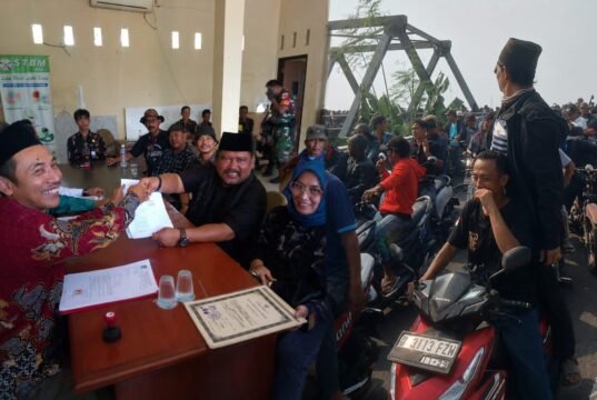 Lautan Massa Antar Maman Suryaman Daftar Pilkades Pantai Bahagia, Yel-yel “Lanjutkan” Menggema di Pesisir Bekasi