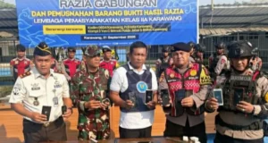 30 Ponsel dan Sajam Ditemukan, Lapas Karawang Musnahkan Barang Terlarang Hasil Razia
